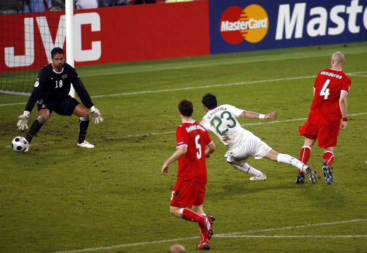 Zadnjo tekmo za reprezentanco je odigral 15. junija 2008. To je bila zadnja tekma Švice na evropskem prvenstvu, ki ga je gostila skupaj z Avstrijo, a tudi izpadla že po prvem delu. V zadnji tekmi je s pomočjo Zuberbühlerja ugnala Portugalsko z 2:0. To je bil njegov 51. nastop. | Foto: Guliverimage