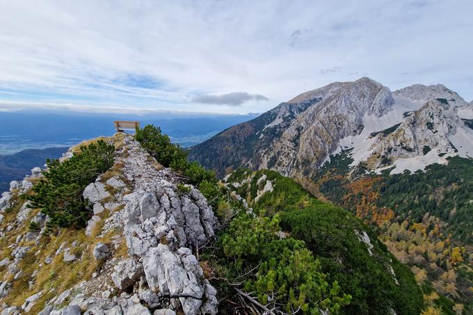 Klopca nekaj deset metrov z najvišje točke Srednjega vrha. Z izvrstnim razgledom na Stol. | Foto: Matej Podgoršek