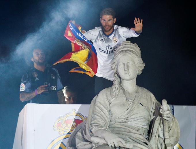 Kapetan Sergio Ramos ob znamenitemu kip Cibales, ob katerem Real ponavadi proslavlja velike uspehe. | Foto: Reuters