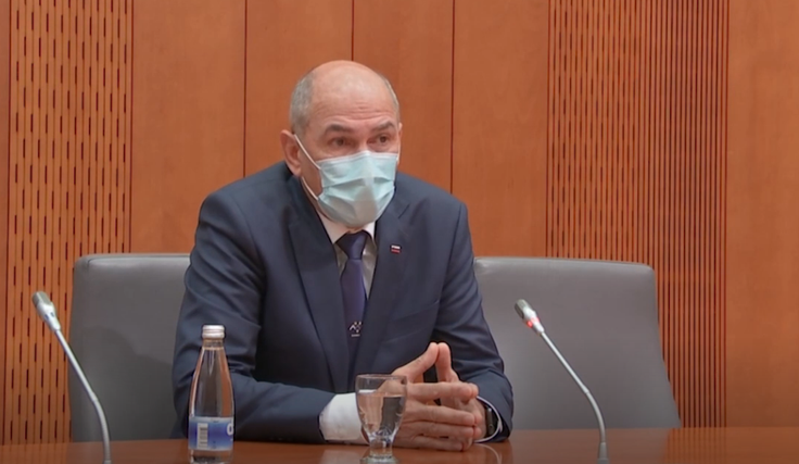 Po njegovih besedah so razlike med sedanjo oblastjo in prejšnjo vlado Janeza Janše tako velike, da primerjava ni smiselna. "Svetlobna leta razlike so," pravi in dodaja, da je bil razlog za množične proteste – vključno z njegovim sodelovanjem – predvsem občutek avtokratskega in nasilnega vladanja, ne pa ukrepi, povezani z epidemijo. | Foto: posnetek zaslona TVS 3
