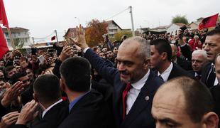 Albanskega premiera Ramo na jugu Srbije pričakala navdušena množica