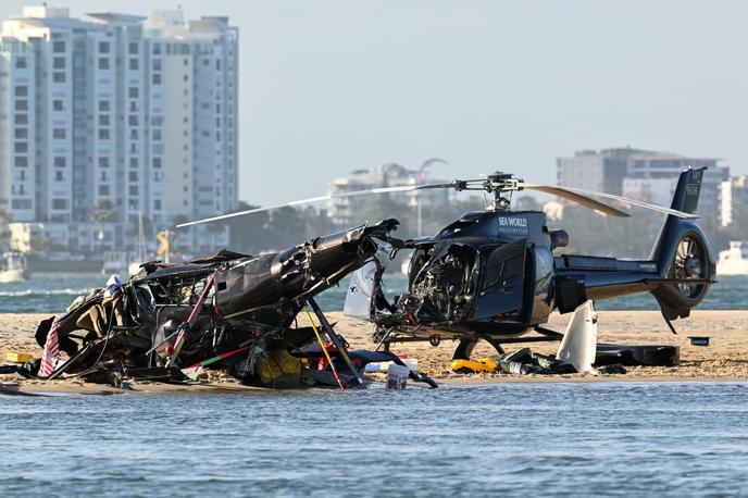 trčenje helikopter avstralija | Dostop do kraja nesreče otežuje lega, saj so razbitine pristale na peščenem nasipu. | Foto Reuters