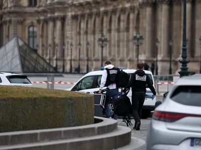 Obtožili osumljenca kraje draguljev iz pariškega Louvra