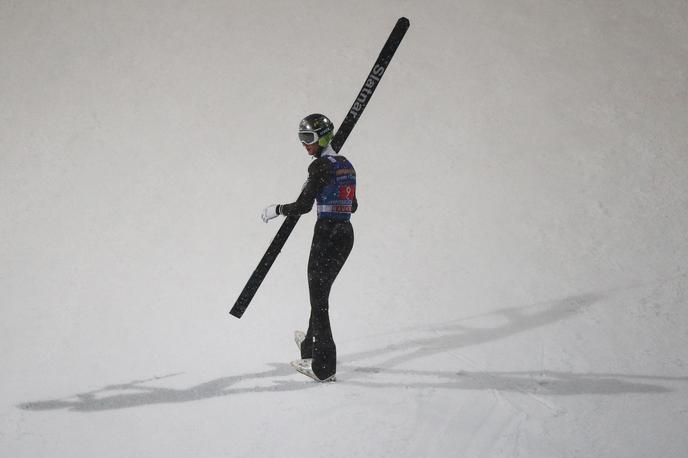 Lovro Kos Bischofshofen | Lovro Kos je v prvi seriji padel, a skočil tako daleč, da se je vseeno uvrstil v finale kot 31. | Foto Reuters