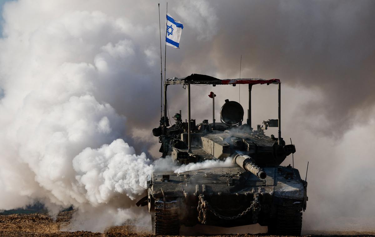 Izrael, vojska, tank, Gaza | Netanjahu je v odzivu posvaril, da je celotna država postala bojišče. "Morilci, ki ne prihajajo le iz Gaze, nas hočejo vse ubiti," je sporočil v izjavi. "Še naprej se bomo borili do popolne zmage, z vso močjo, na vseh frontah, povsod, dokler ne vzpostavimo ponovno varnosti in miru za vse državljane Izraela," je sporočil. | Foto Reuters