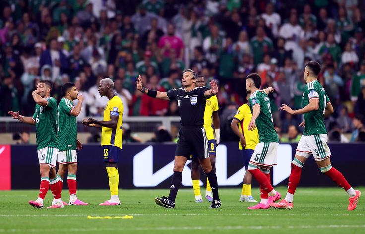 Slavko Vinčić je imel na dvoboju med Mehiko in Ekvadorjem kar veliko dela. | Foto: Reuters
