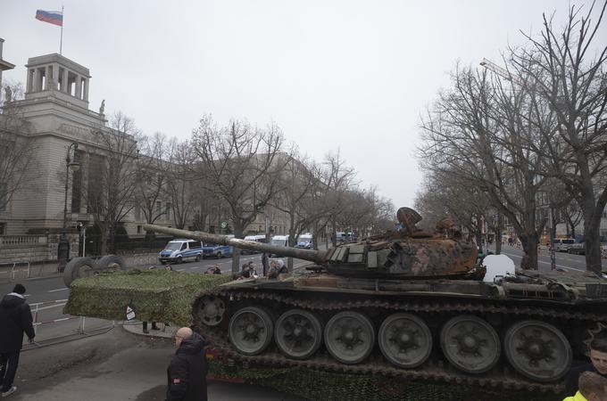 Ruski tank T-72, ki je sodeloval na petkovem shodu v Berlinu, so na lani pri obrambi Kijeva uničili ukrajinski vojaki. | Foto: Guliverimage/Vladimir Fedorenko