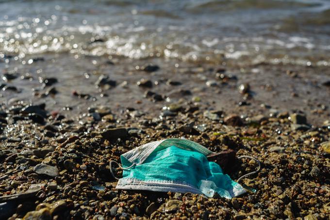 Vedno več neodgovorno in nepravilno zavrženih izrabljenih kirurških zaščitnih mask konča na obrežjih evropskih rek in na evropskih plažah. | Foto: Getty Images