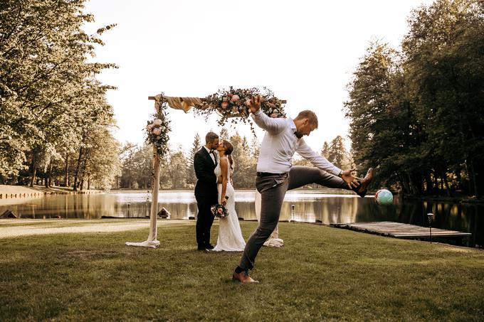 Med rokometaši tudi na poroki brez žoge ni šlo. | Foto: Tamara Vidmar photography