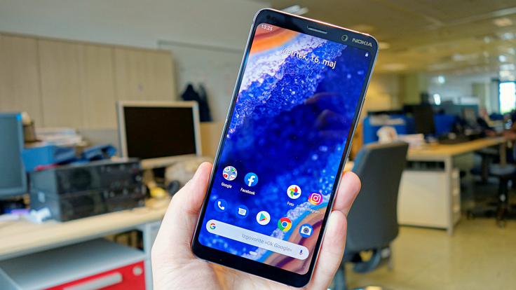 Čeprav ima Nokia 9 spodaj in zgoraj rob, se nam nikakor ni zdela preveč "zastarela". Celo bolj praktična za upravljanje z eno roko. | Foto: Peter Susič
