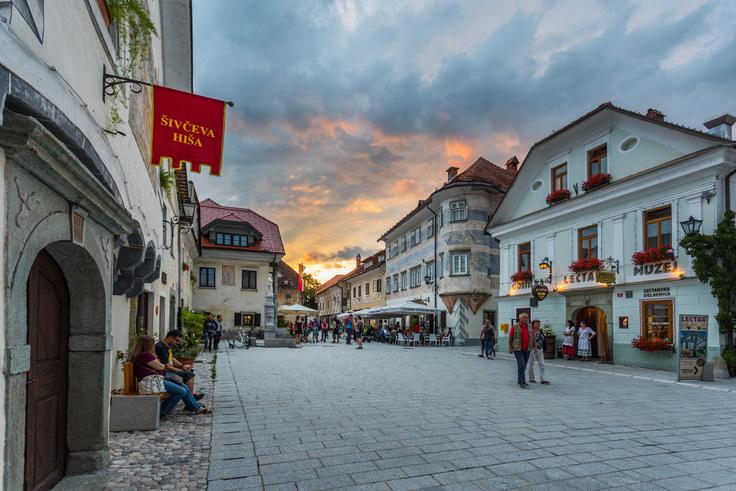V drugem prispevku naše nove petkove rubrike Kam na izlet po Sloveniji vas vabimo, da se sprehodite po novi povezovalni poti okrog Julijskih Alp, tako imenovani Juliana Trail. Vodi tudi skozi Radovljico (na fotografiji).  | Foto: Jošt Gantar (Bohinj.si)