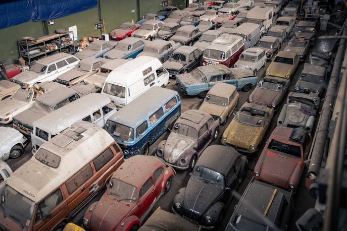 Najdba starodobnikov London | Avtomobili so bili parkirani v velikem skladišču, kjer so bili vrsto let nedotaknjeni.