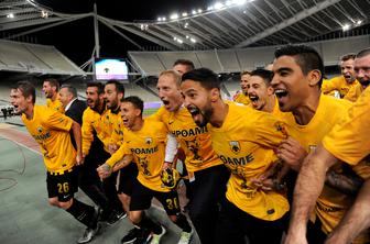 AEK dobil grški pokal pred praznimi tribunami