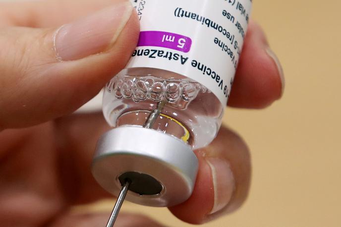 AstraZeneca, cepivo | Več držav je omejilo cepljenje s cepivom AstraZeneca, med drugim Španija in Italija, ki bosta cepili le starejše od 60, Belgija pa starejše od 55 let. | Foto Reuters