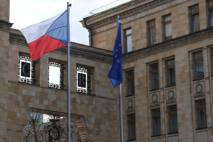 češka ambasada Moskva | Češka vlada je danes od Rusije zahtevala, naj do konca maja število svojih diplomatov v Pragi zmanjša na toliko, kot jih ima Češka v Moskvi. | Foto Reuters