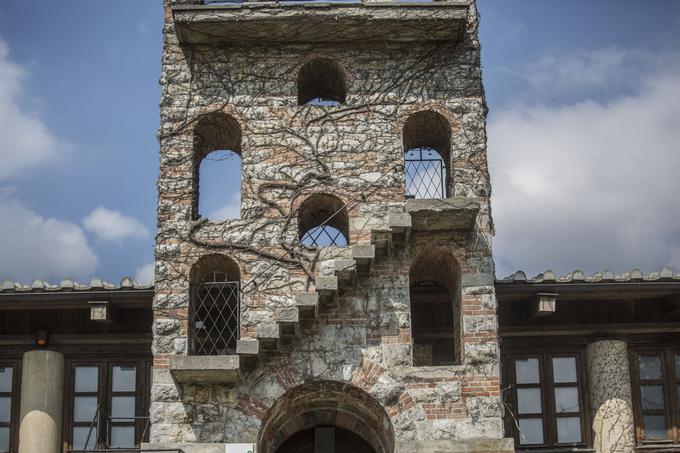 Do ovalnih niš zvonika vodijo betonske stopnice. Del zunanjščine zvonika je tudi divja trta. | Foto: 