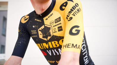 Jumbo-Visma predstavila nove drese. Bo v njih na Touru kolesaril tudi Roglič?