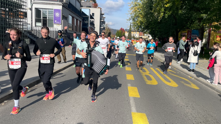 Anže Zavrl iz skupine Gadi je ves čas maratona igral na diatonično harmoniko. | Foto: Franci