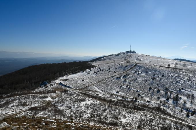 Pogled z Grmade na Slavnik pred nekaj tedni, ko je bilo še nekaj centimetrov snega in je pihala močna burja. | Foto: Matej Podgoršek