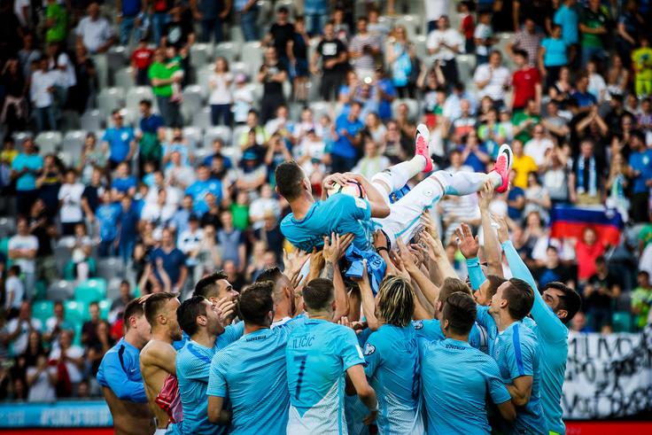 Takole so soigralci po koncu tekme Milivoja Novakovića metali visoko v zrak. | Foto: Grega Valančič/Sportida