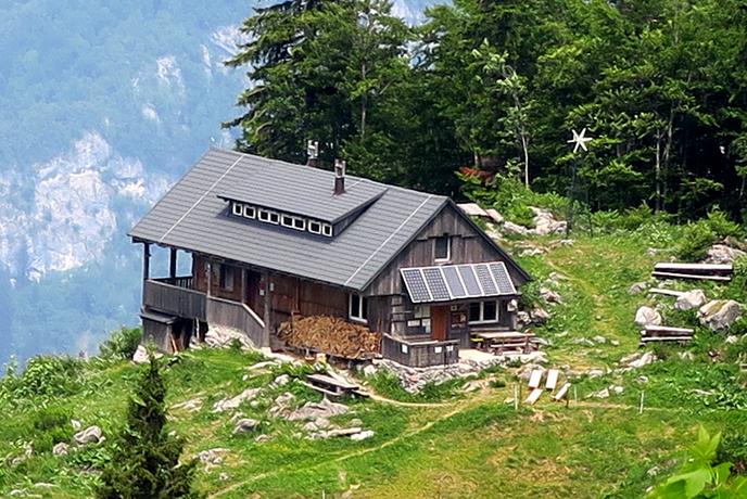 Orožnova koča na planini Za Liscem pod Črno prstjo (1346 m)
