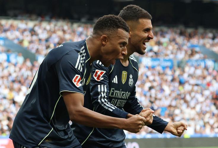 Kylian Mbappe in soigralci so se ob polčasu veselili prednosti z 2:0. | Foto: Reuters