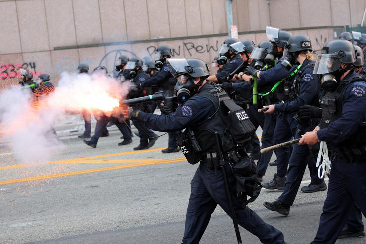 Ameriški policisti so protestnike med drugim poskusili odgnati s solzivcem.  | Foto: Reuters