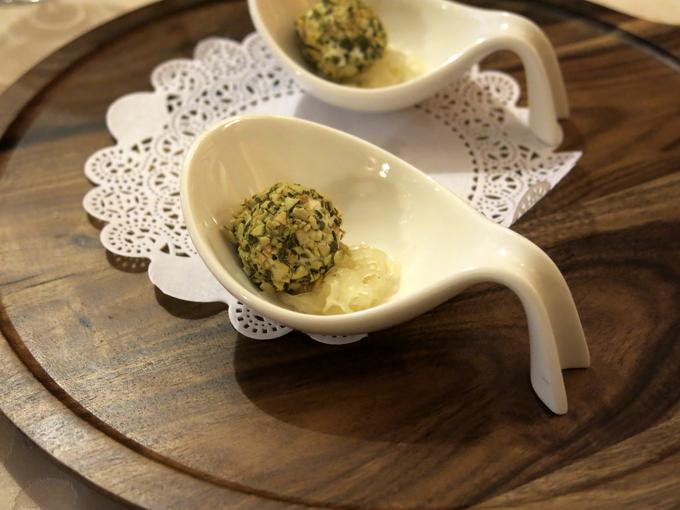 Pozdrav iz kuhinje: kroglica skute v bučnih semenih in sladko zelje | Foto: Miha First
