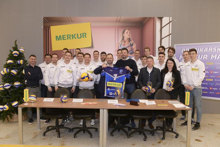 Če se prvenstvo predčasno konča, bi se najverjetneje naslova razveselila OK Merkur Maribor pri moških in Calcit Volley pri dekletih. Vsaj tako je bilo v lanski sezoni, ko so se naslova razveselili v Kamniku in v Ljubljani. Kamničanke so bile najboljše v modri skupini pri dekletih, ACH Volley pri moških. V tej sezoni je bil pred izločilnimi boji odigran le redni del. | Foto: OK Maribor