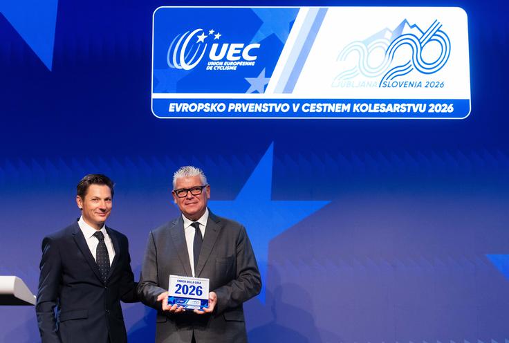 Vehovar je na uradni predstavitvi tras prvemu možu Evropske kolesarske zveze Enricu Della Casi predal personalizirano startno številko. | Foto: Vid Ponikvar/Sportida