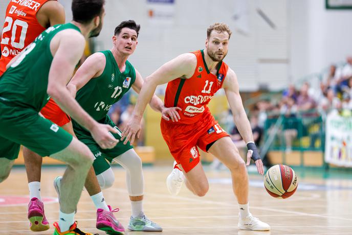 Cedevita Olimpija do zmage na derbiju, v četrtfinalu z Dubajem