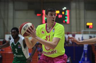 Nadarjeni Slovenec, ki pogleduje proti ligi NBA