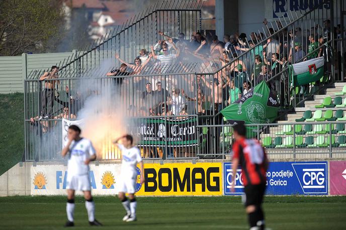 Primorje Olimpija | Olimpija bo v 1. SNL prvič po 13 letih gostovala v Ajdovščini. Zadnjič sta se Primorje in Olimpija v prestolnici burje pomerila 2. aprila 2011. Dvoboj, na katerem ni manjkalo niti privržencev zmajev, se je končal brez zmagovalca (2:2). | Foto Saša Pahić Szabo/alesfevzer.com