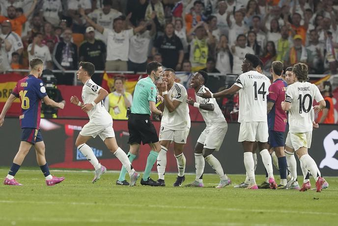 Na el clasicu je zavrelo, Rüdiger skušal obračunati s sodnikom #video