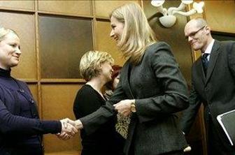 Ministrica Kresalova na srečanju z nevladnimi organizacijami
