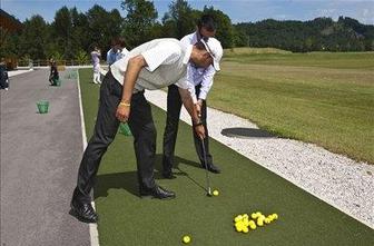 Golf in kozarec vrhunskega vina osvobajata