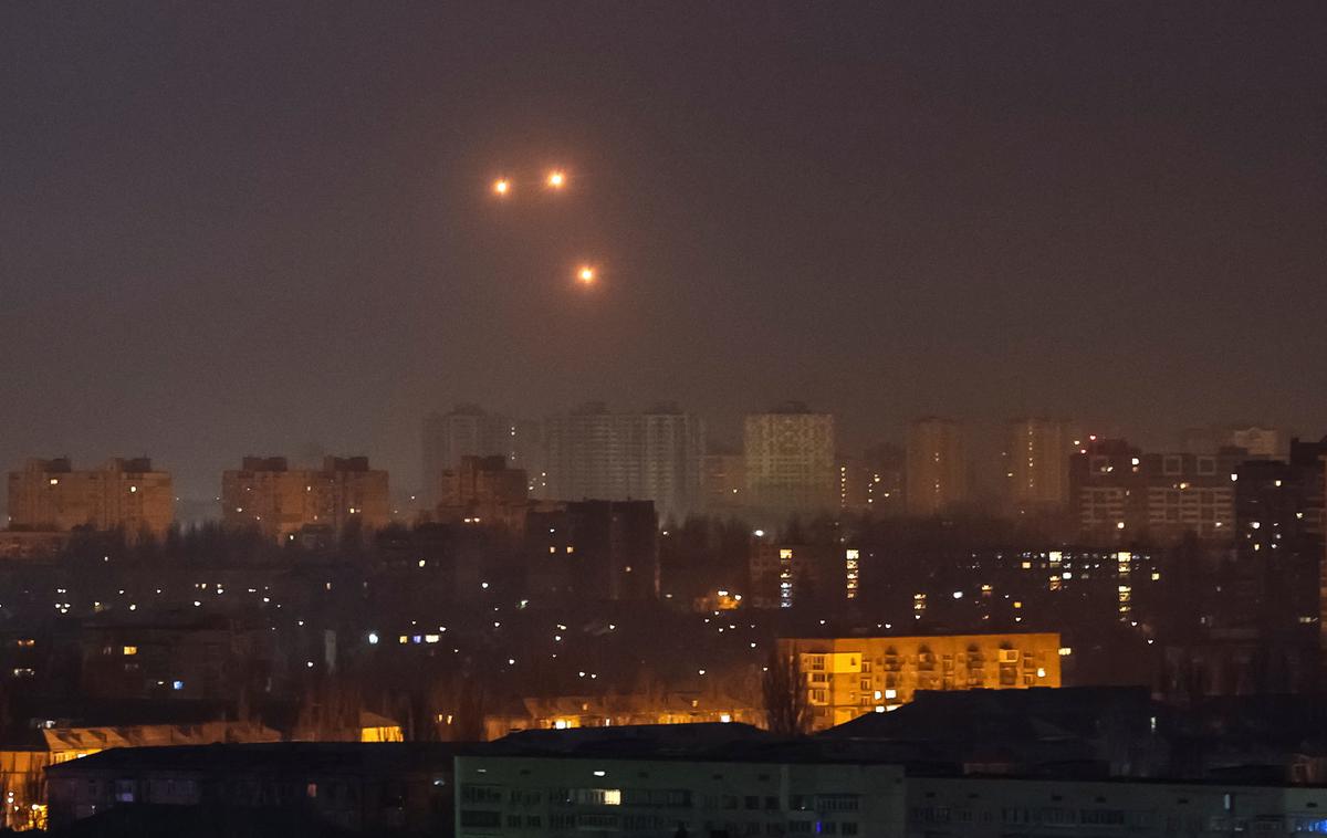 Napad, Kijev, Ukrajina, Rusija, Vojna v Ukrajini | Ameriški diplomat je dejal, da Washington deli zaskrbljenost drugih držav, da Moskva ni pripravljena na mir in pozval Kitajsko, naj neha Rusijo zalagati z blagom za dvojno uporabo. Na fotografiji eden od številnih ruskih zračnih napadov na Kijev, prestolnico Ukrajine.  | Foto Reuters
