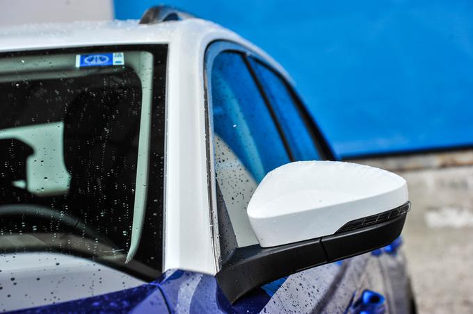Avtomobil je mogoče dobiti v dvobarvni kombinaciji. V primeru testnega T-roca sta bila to modra barva karoserije in bela barva strehe, kar pa stane skoraj tisoč evrov. | Foto: Gašper Pirman