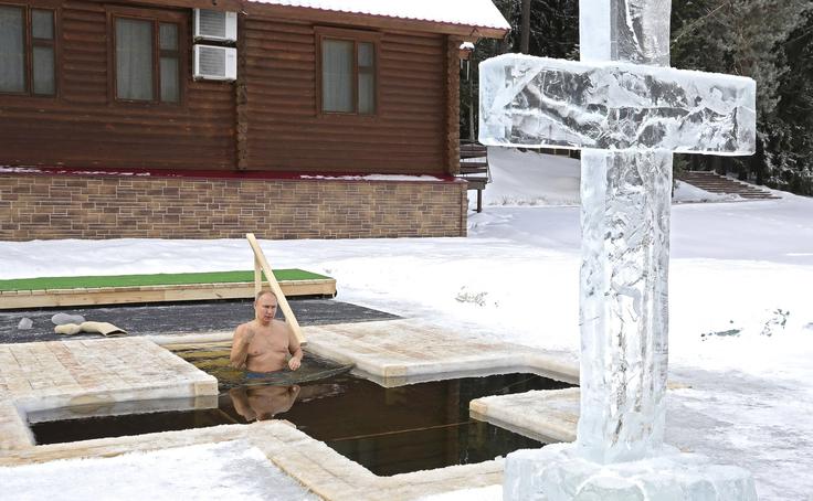 Putin je nekdanji pripadnik sovjetske tajne službe KGB, ki je prisegala na komunistično ideologijo, toda zdaj se Rusom in vsemu svetu predstavlja kot globoko veren pravoslavni kristjan. Njegovi govori in dejanja so pogosto zelo versko obarvani.  | Foto: Guliverimage/Vladimir Fedorenko