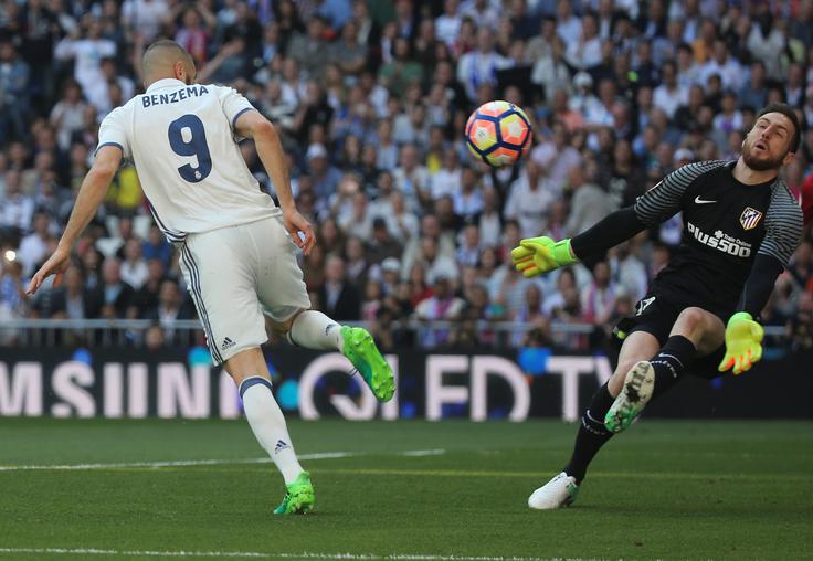 Takole je Jan Oblak ustavil strel zvezdnika Reala, Francoza Karima Benzemaja. | Foto: Reuters