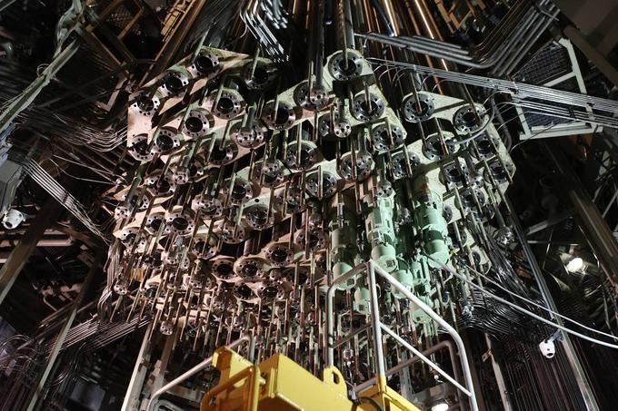 Naloga kontrolnih palic (na fotografiji) v jedrskem reaktorju je, da absorbirajo proste nevtrone in s tem preprečujejo nadaljnje širjenje verižne reakcije.  | Foto: 
