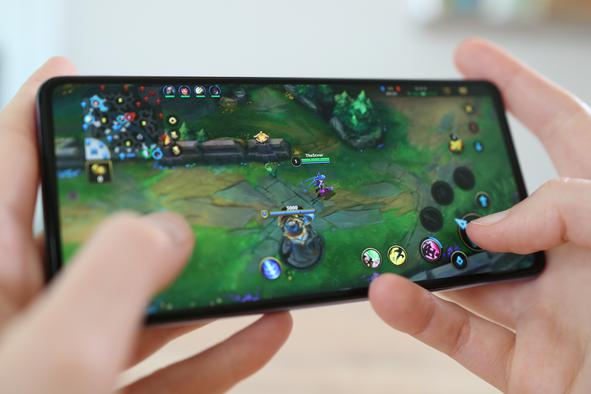 Eleganten dizajn, brezkončen zaslon in "gaming mašina" za vsak žep in denarnico