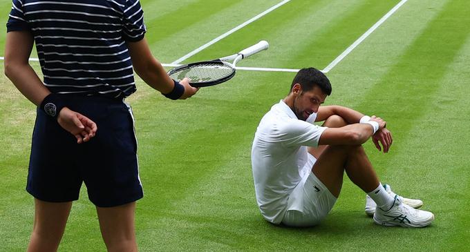 Novak Đoković se je v drugem nizu znašel na tleh, a se k sreči ni poškodoval. | Foto: Reuters