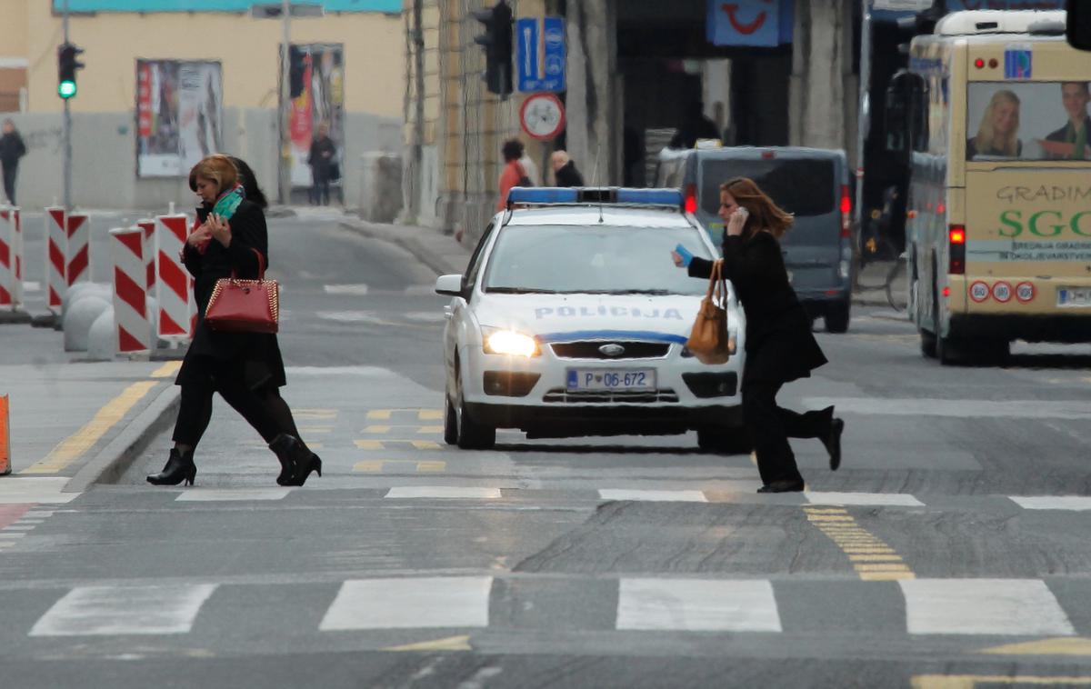 pešci prehod | Pešci so na cestah v nevarnosti vsak dan. Zmanjšana pozornost na promet (na primer zaradi telefona) močno poveča možnost nesreče. | Foto STA
