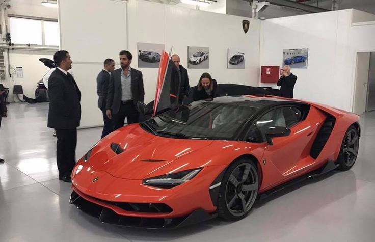 Predaja prvega lamborghinija centenaria v roke kupcu iz Združenih arabskih emiratov. | Foto: 