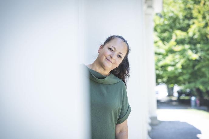 Patrizia De Franceschi Korent | Patrizio De Franceschi je v svojem prvem romanu Vse je to (nogomet) življenje pogledala v temačno zakulisje najpomembnejše postranske 'stvari' na svetu. | Foto Ana Kovač