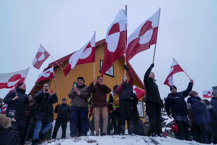 Med januarsko grenlandsko krizo, ko je Trump, morda opogumljen po uspešnem zajetju venezuelskega predsednika Nicolasa Madura v začetku leta, znova glasno zahteval Grenlandijo, so Danski prihitele na pomoč evropske države. Trump je najprej rožljal z dodatnimi kazenskimi carinami, a se je po enotnem odporu umaknil. Na fotografiji: protest Grenlandcev proti Trumpu januarja letos. | Foto: Guliverimage