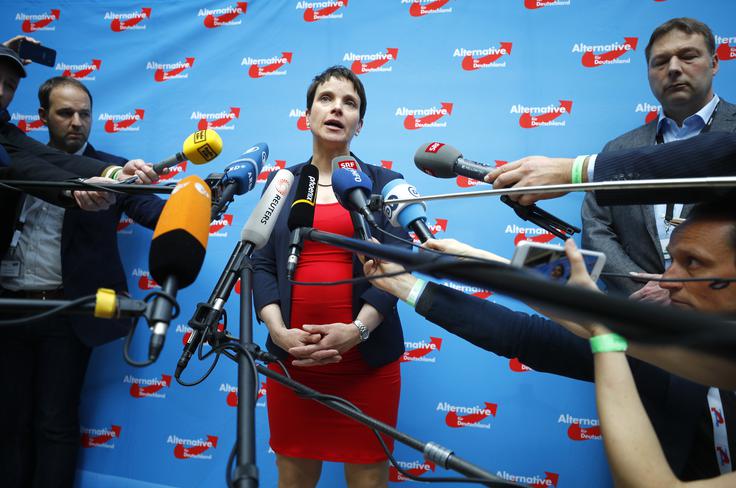 Frauke Petry, ki je sopredsednica AfD, se je odpovedala glavni strankini kandidaturi na volitvah za nemški zvezni parlament. A bo visoka noseča 41-letna Petryjeva, ki pričakuje že petega otroka, skušala priti v zvezni parlament kot kandidatka stranke na Saškem. Oče njenega petega otroka je njen drugi mož Marcus Pretzell, ki vodi AfD v zvezni deželi Severno Porenje-Vestfalija. Pred tem je bila Petryjeva poročena s pastorjem Svenom Petryjem, s katerim pa sta se razšla tudi zaradi političnih  razlik. | Foto: Reuters