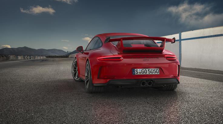 911 GT3 obljublja hitro nizanje linij in stabilnost pri velikih hitrostih zaradi izboljšanja aerodinamičnih elementov, vključno z izrazitejšim difuzorjem in velikim karbonskim usmerjevalnikom zraka zadaj.  | Foto: Porsche