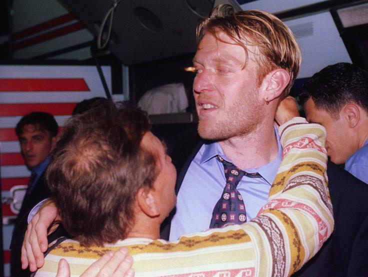 Robert Prosinečki je bil na obeh tekmah deležen posebnega statusa. Tako ga je objel ob prihodu v Beogradu simpatizer Crvene zvezde. | Foto: Reuters